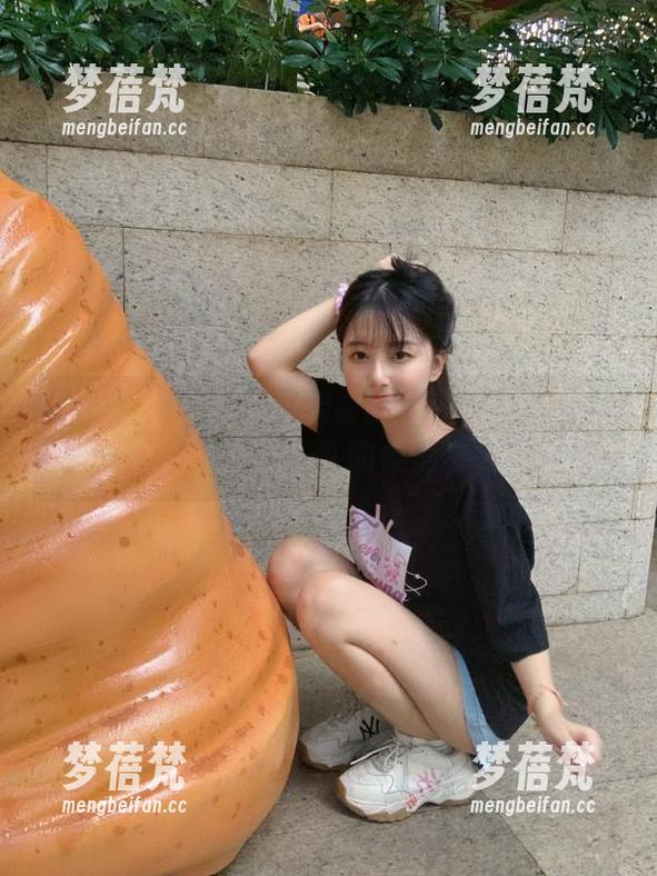 青豆客 - Akiki朱若慕独特私拍礼服套图，完美呈现女性的柔美与力量