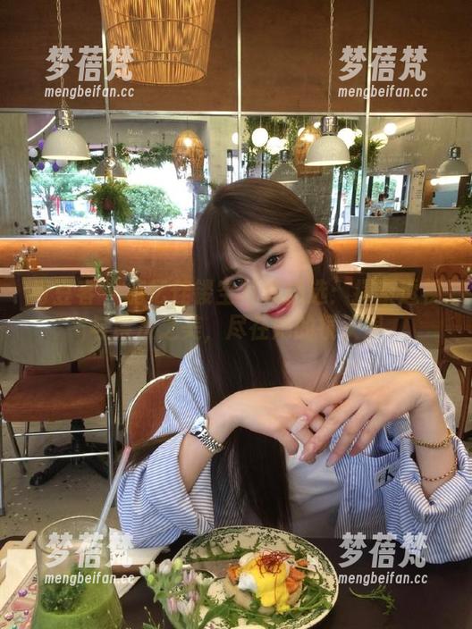 青豆客 - 施忆佳镂空写真精选：探索透视与层次之美，尽在她的镜头里