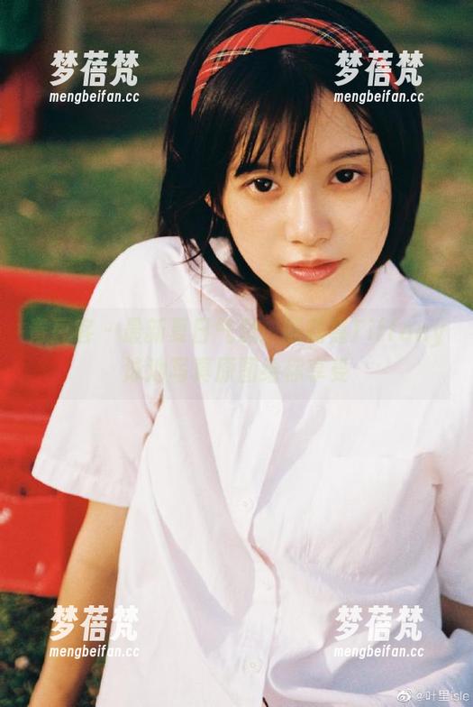 青豆客 - 最新夏日气息：陈嘉嘉Tiffany泳池写真原图给你享受