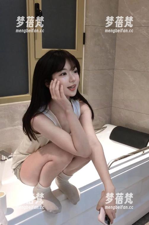 魅妍社 - 理解黄乐然的摄影理念：私拍写真《奶牛》中的自然与情感共鸣