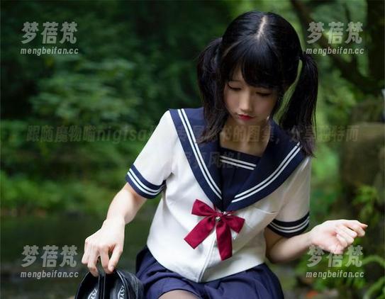 跟随魔物喵nigisa探索专属秘书的图集，分享独特而迷人的写真风格！