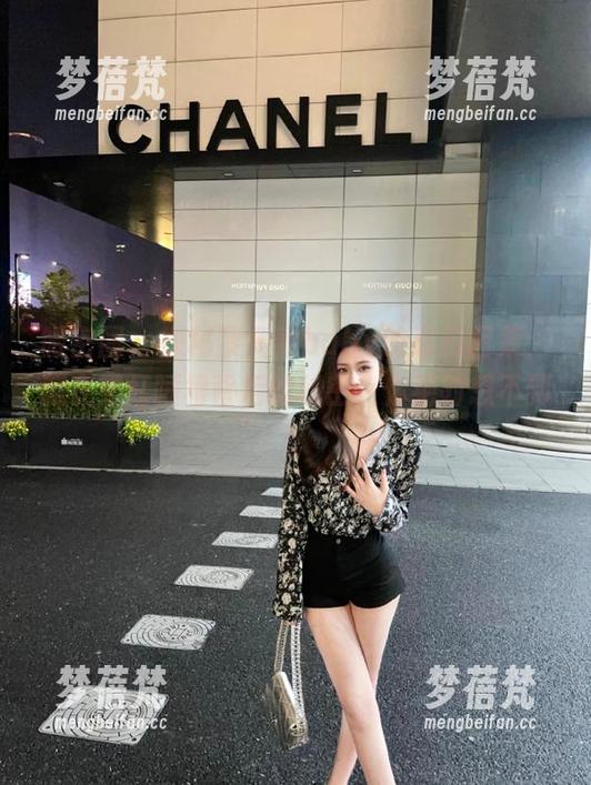 微密圈 - 探秘黎允熙baby的私拍图集：藏在枣红睡裙背后的秘密，你绝对想不到！